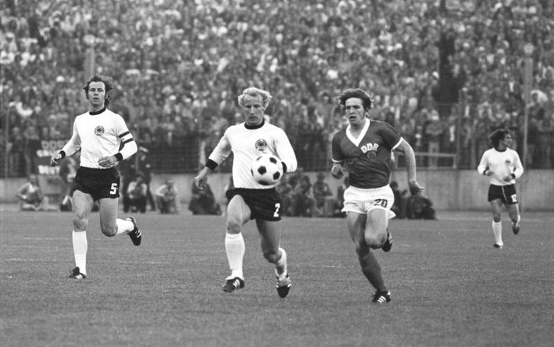 Azione di gioco al Mondiale 1974 tra Germania Est e Germania Ovest, torneo vinto poi dai tedeschi occidentali