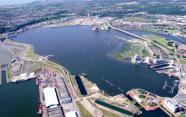 Meteo nel Regno Unito: veduta aerea di Cardiff Bay in estate