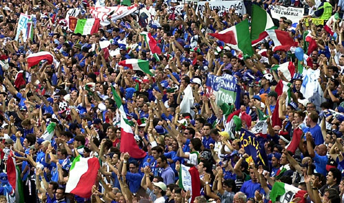 Tifosi sugli spalti durante la finale degli Europei 2000 a Rotterdam