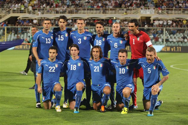 Formazione della Nazionale italiana schierata in campo prima di una partita di qualificazione a Euro 2012, con Andrea Pirlo tra i titolari