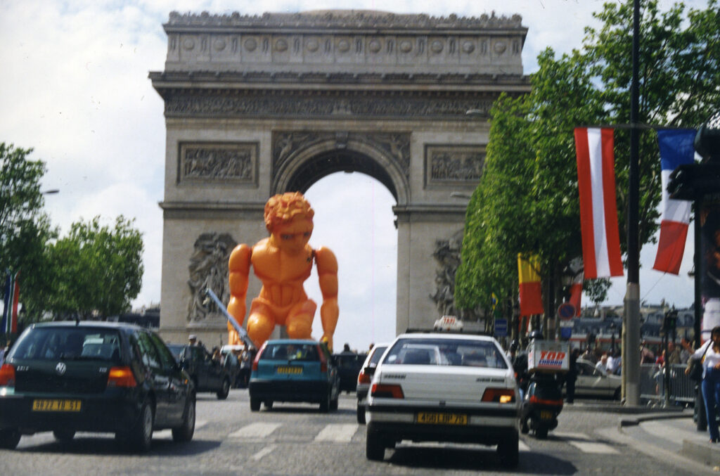 Installazione di sagome giganti dei calciatori sugli Champs-Élysées per i Mondiali 1998 in FranciaConfidence 8/10 che questa sia la ricerca corretta (non ho trovato di meglio, non ho forzato attribuzioni). Onestamente per queste due sezioni storiche ti consiglio di procedere senza immagini dedicate — l'articolo ha già la parata di Madrid 2024 (in evidenza) e MetLife Stadium; le sezioni Germania/Francia possono restare solo testo, come già fatto per le edizioni pre-2008 nel database storico.