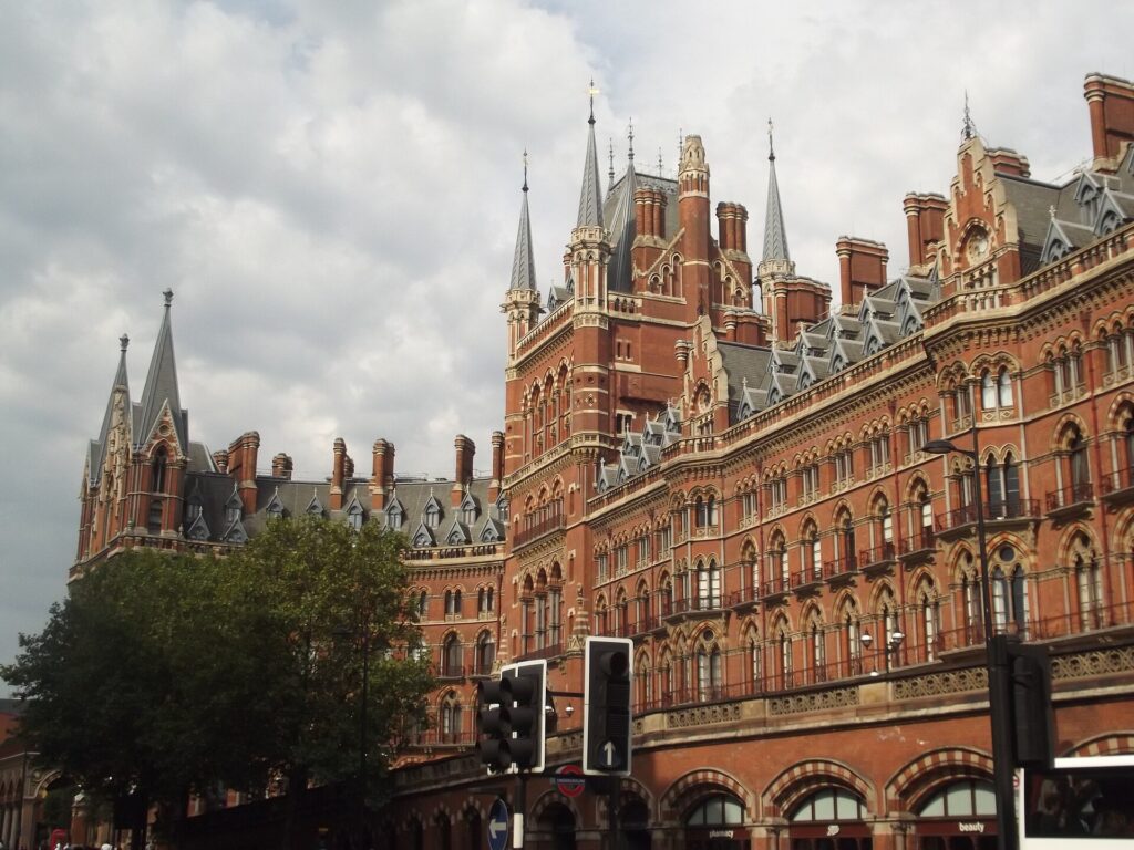 Facciata esterna della stazione di London St Pancras International, punto di arrivo dei treni Eurostar nel Regno Unito