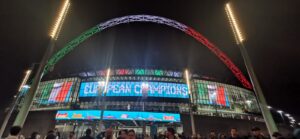 L'arco di Wembley si tinge di tricolore dopo la vittoria dell'Italia