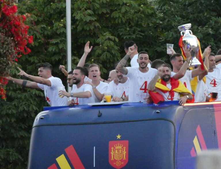 Giocatori della nazionale spagnola festeggiano su un autobus scoperto a Madrid dopo la vittoria di Euro 2024