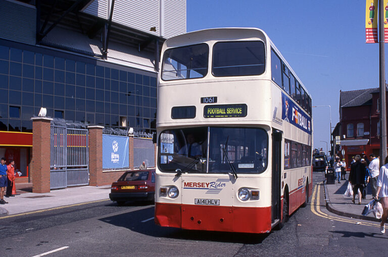 Autobus navetta a Liverpool durante gli Europei 1996, fuori dallo stadio di Anfield
