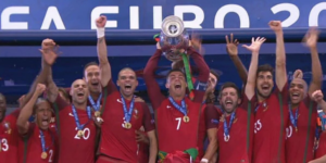 La squadra del Portogallo festeggia la vittoria degli Europei 2016