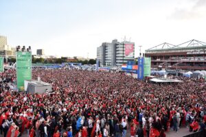 Prezzi dei biglietti Euro 2028: tifosi nella fan zone di Amburgo durante Euro 2024