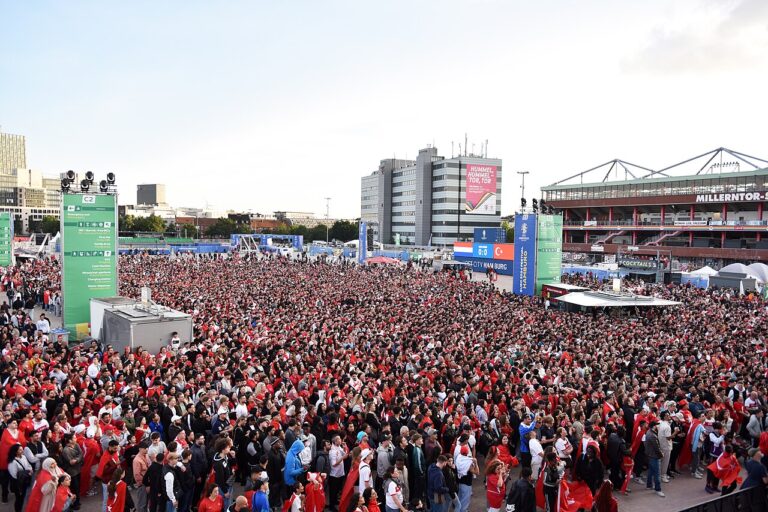 Prezzi dei biglietti Euro 2028: tifosi nella fan zone di Amburgo durante Euro 2024