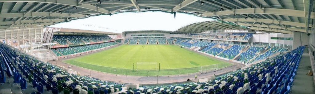 Windsor Park a Belfast dopo la ristrutturazione, lo stadio troppo piccolo per ospitare Euro 2028