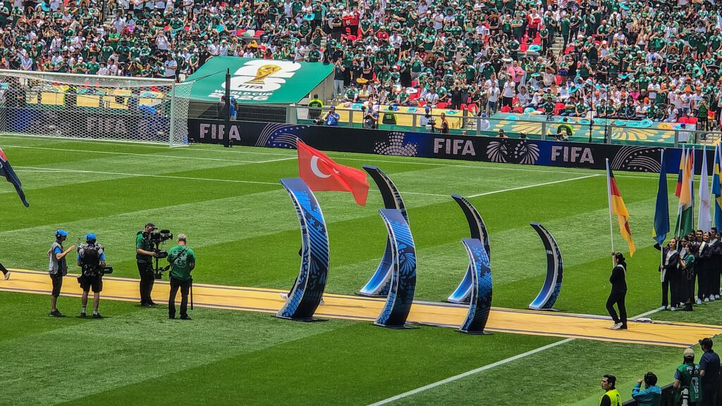 Bandiera della Turchia esposta durante l'inaugurazione del Mondiale 2026, la nazionale guidata da Vincenzo Montella protagonista de la Turchia di Montella