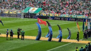 Bandiera della Turchia esposta durante l'inaugurazione del Mondiale 2026, la nazionale guidata da Vincenzo Montella protagonista de la Turchia di Montella