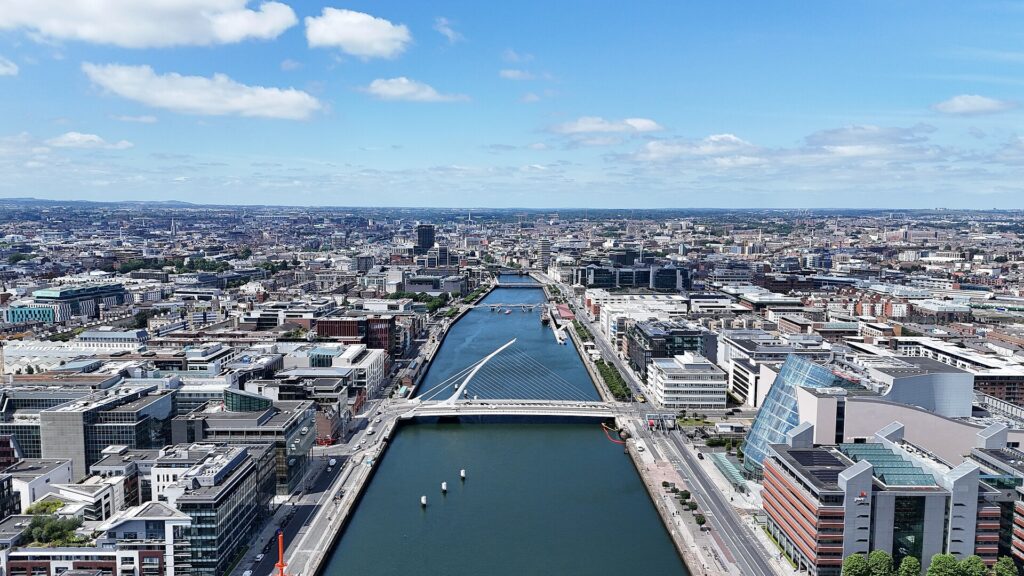 Veduta aerea di Dublino, capitale della Repubblica d'Irlanda: qui non ci si chiede sterlina o euro, si paga sempre in euro