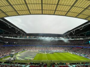Wembley Stadium prima del calcio d'inizio della finale Italia-Inghilterra 2021, una delle due finali degli Europei decise ai rigori