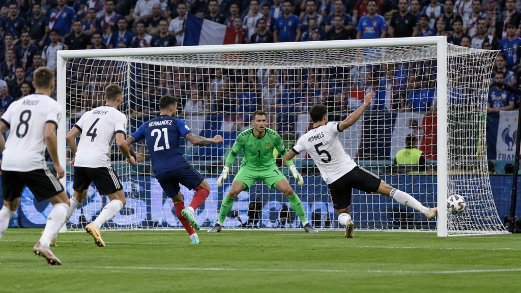 autogol più famosi degli Europei: azione in area di rigore durante una partita di calcio