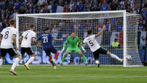autogol più famosi degli Europei: azione in area di rigore durante una partita di calcio