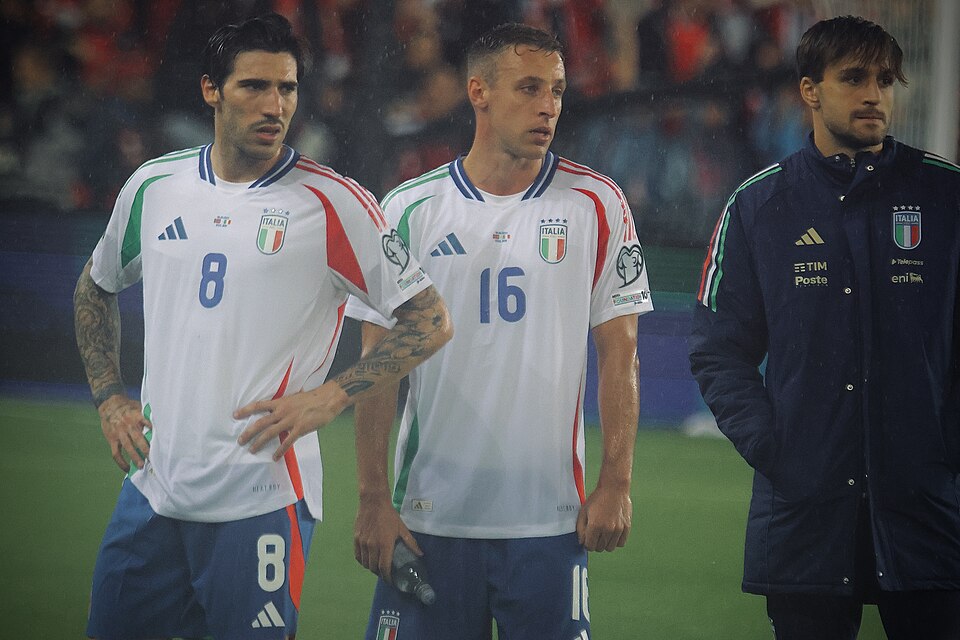 Davide Frattesi in azione con la Nazionale italiana